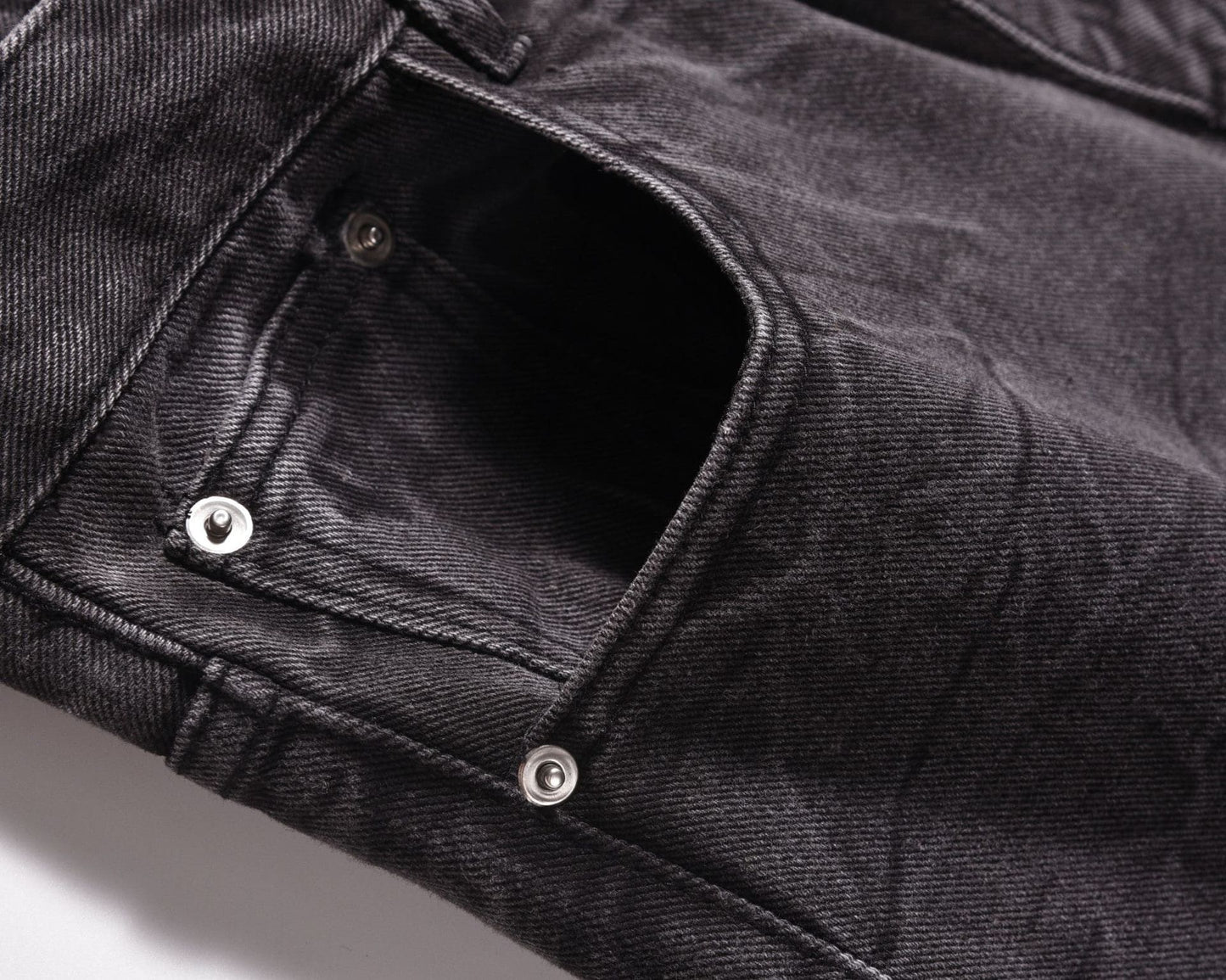 Schlagjeans mit Crack-Waschung