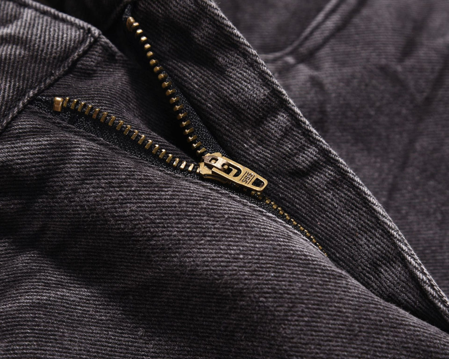 Schlagjeans mit Crack-Waschung