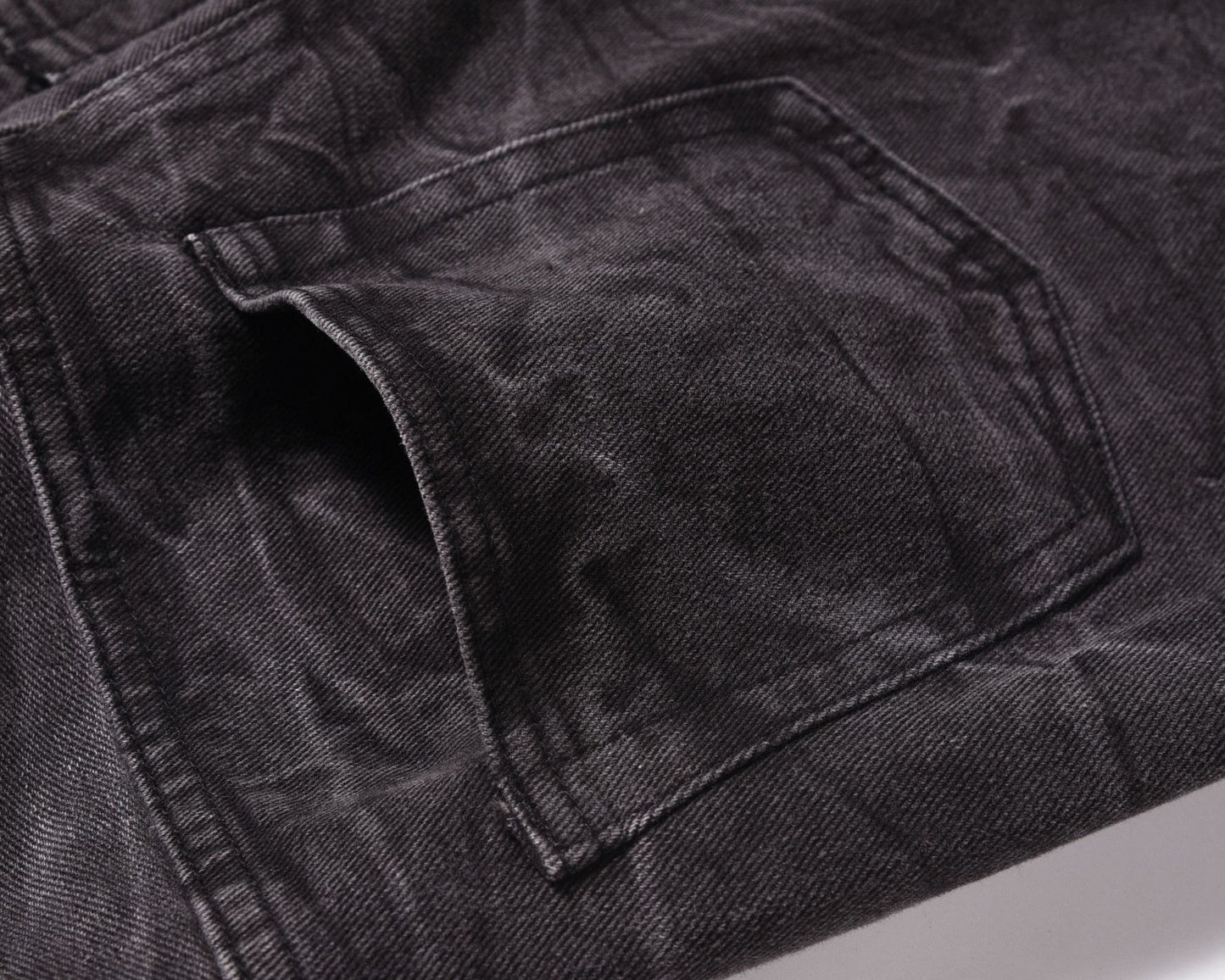 Schlagjeans mit Crack-Waschung