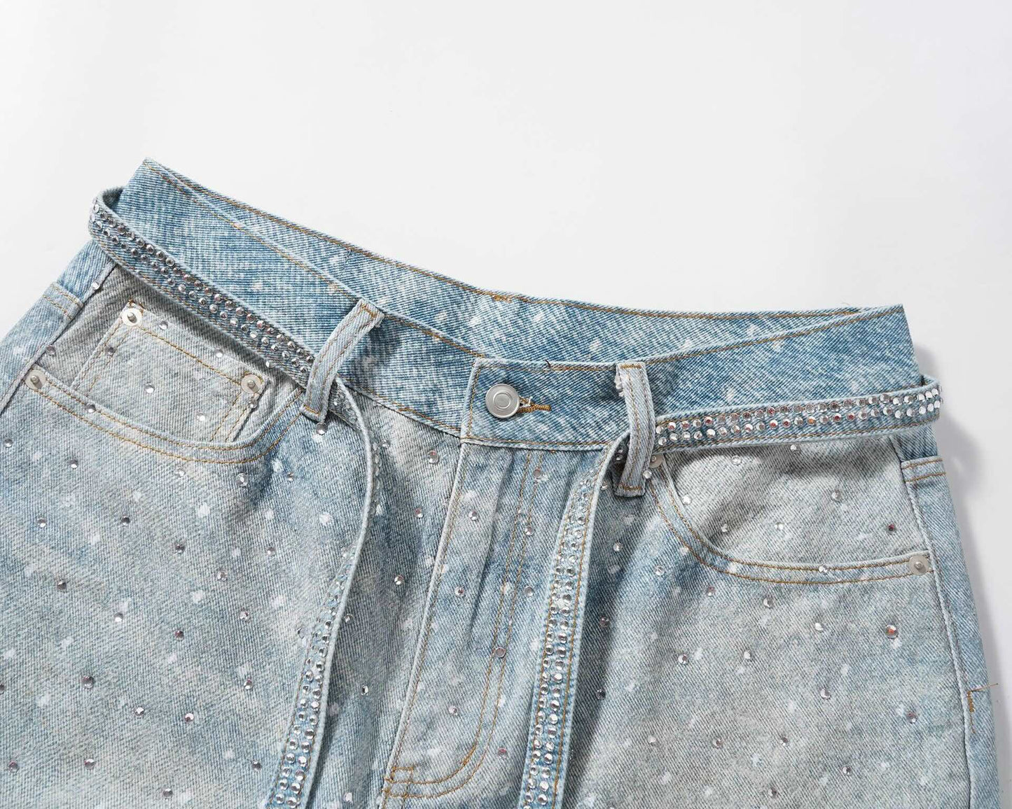 Blaue Jeansshorts mit Kristallen
