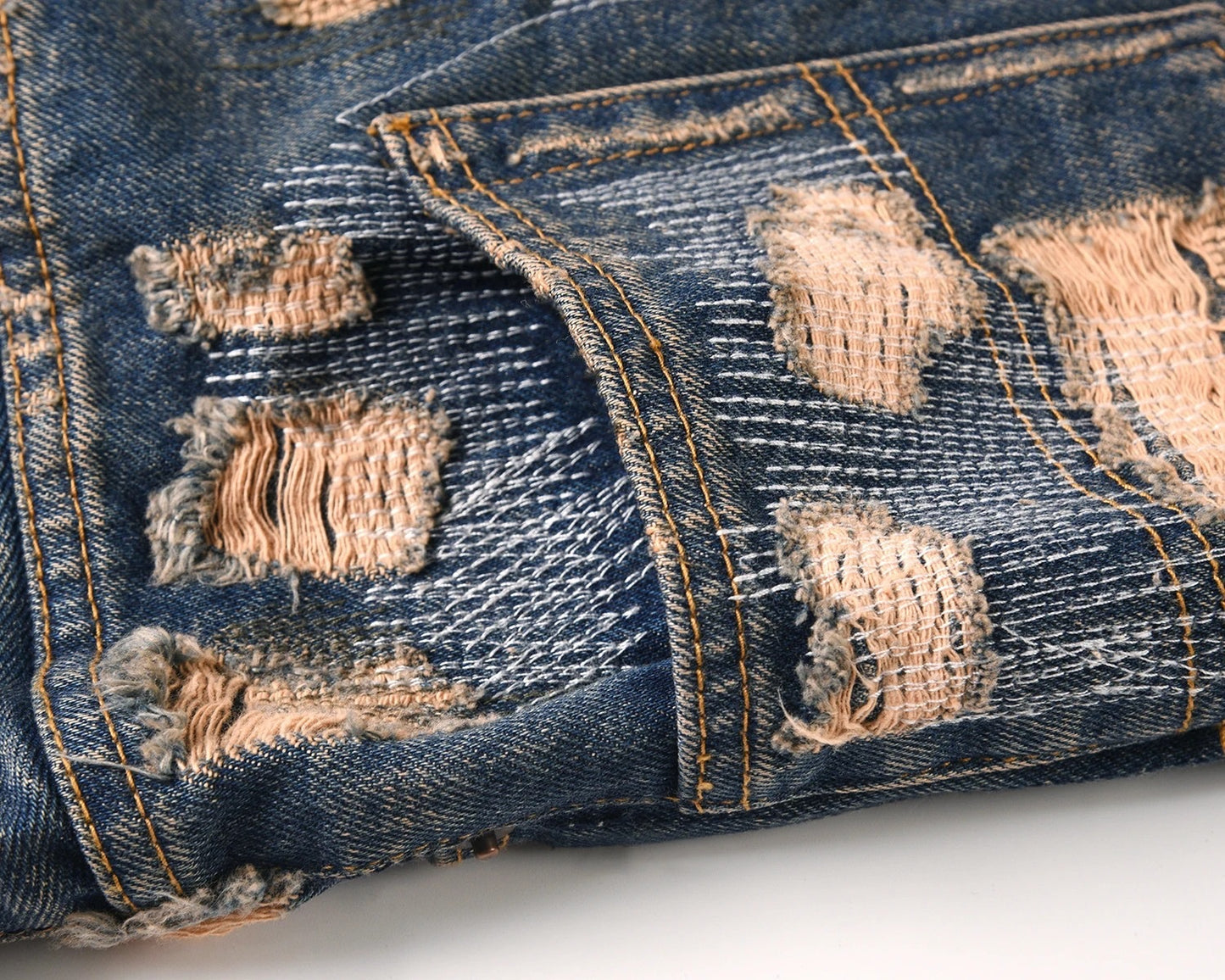 Cremefarbene Jeans im Used-Look