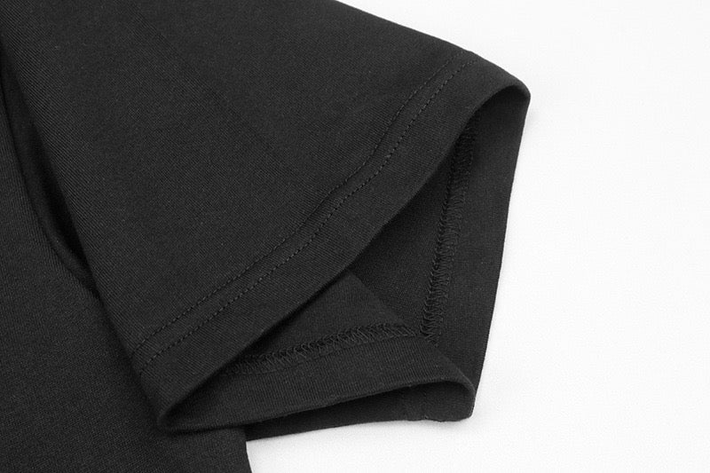 Schwarzes T-Shirt mit kastiger Passform