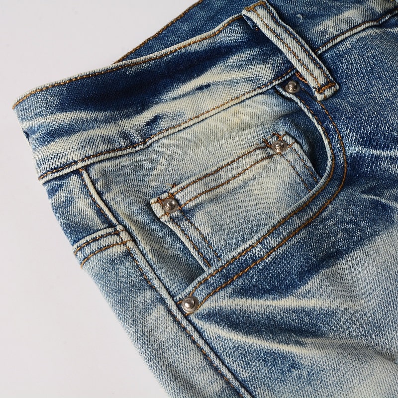 Jeans mit Lederaufnäher