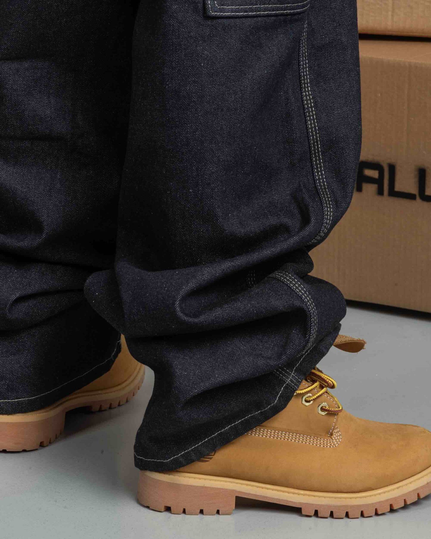 Baggy-Jeans aus Raw Denim