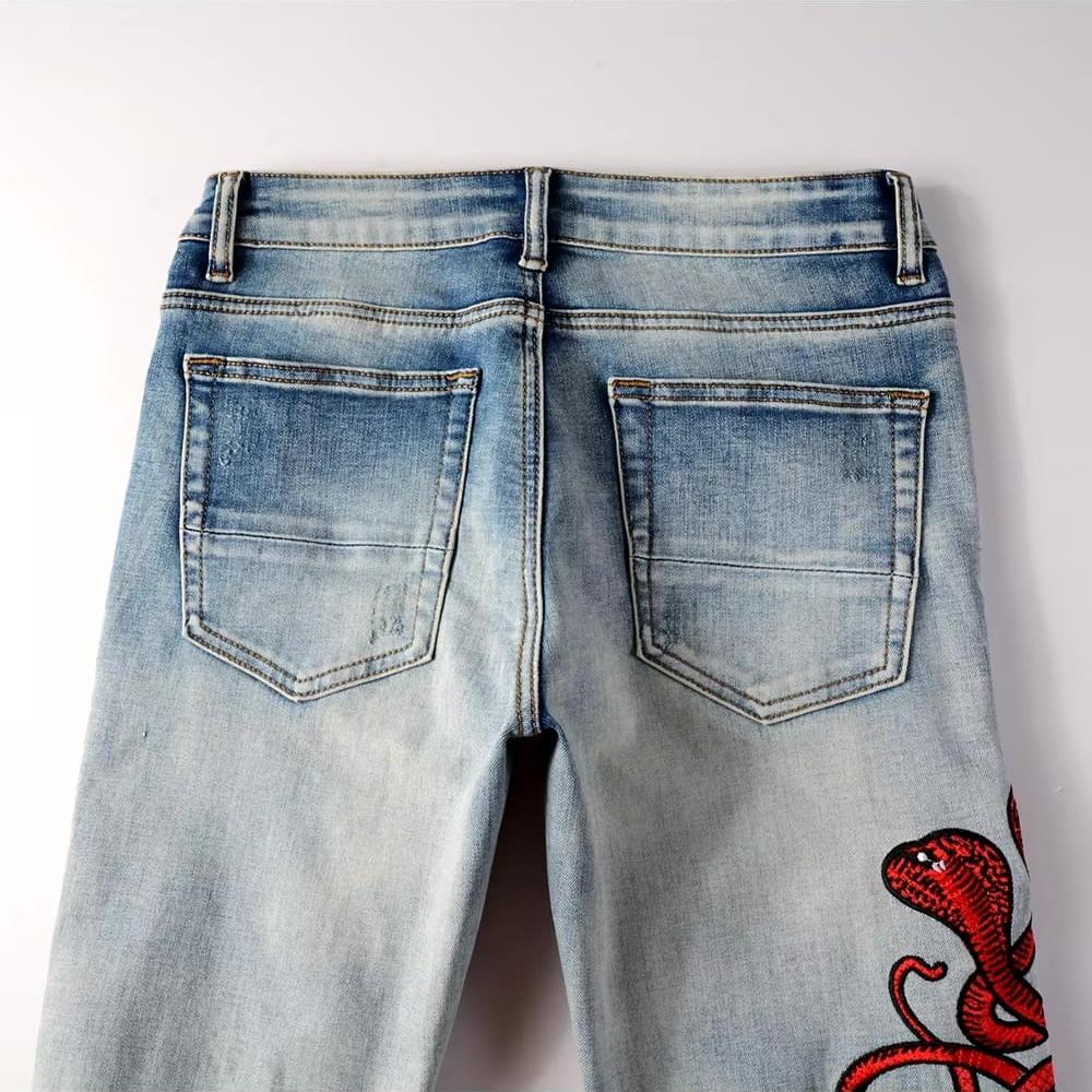 Rote Schlangenjeans
