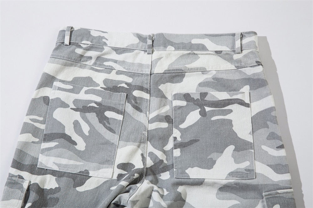 Weiße Baggy-Jeans mit Camouflage-Muster