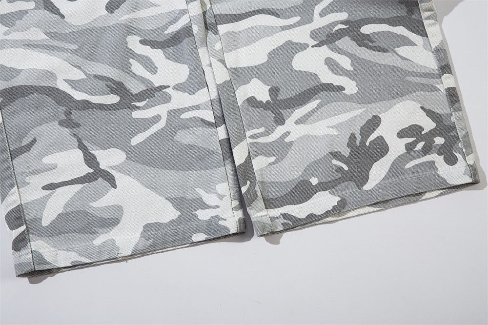 Weiße Baggy-Jeans mit Camouflage-Muster