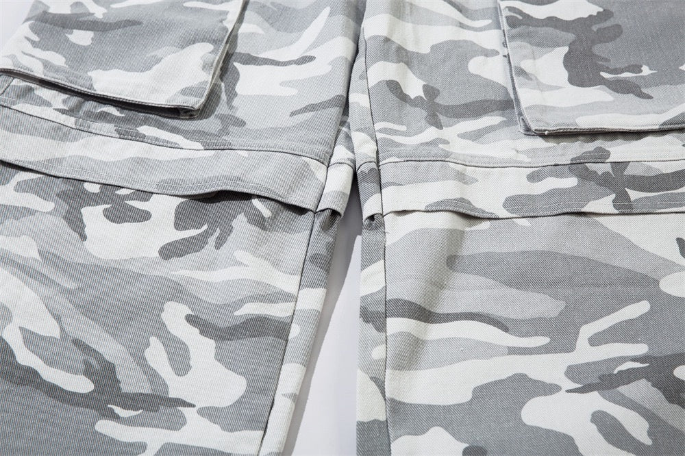Weiße Baggy-Jeans mit Camouflage-Muster