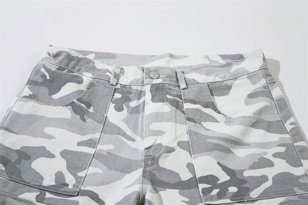 Weiße Baggy-Jeans mit Camouflage-Muster