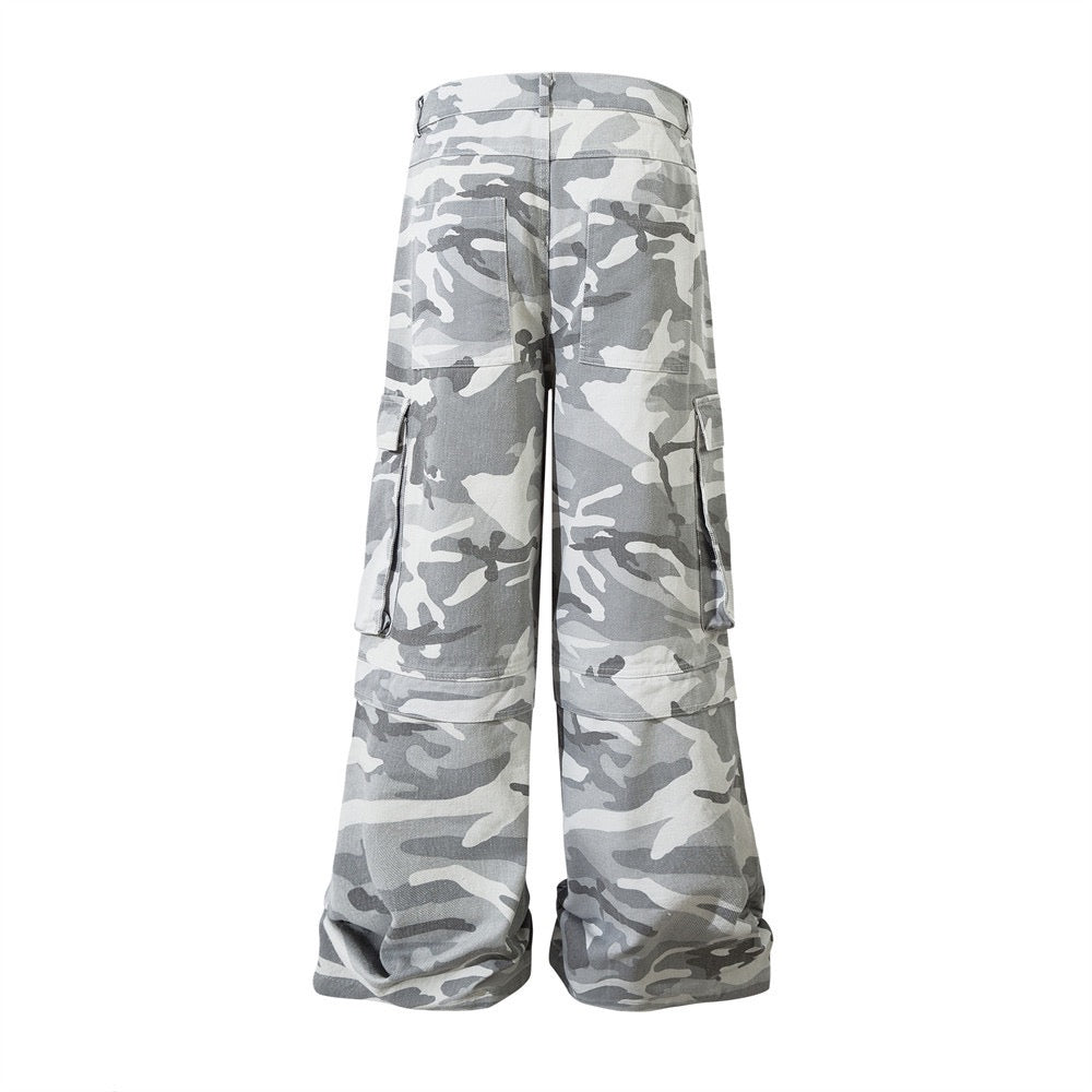 Weiße Baggy-Jeans mit Camouflage-Muster