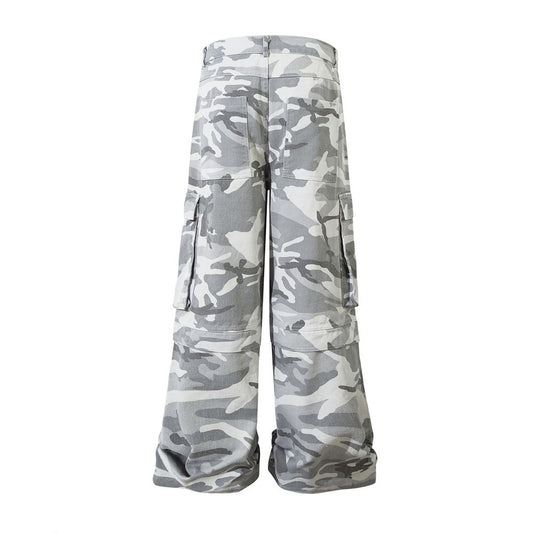 Weiße Baggy-Jeans mit Camouflage-Muster