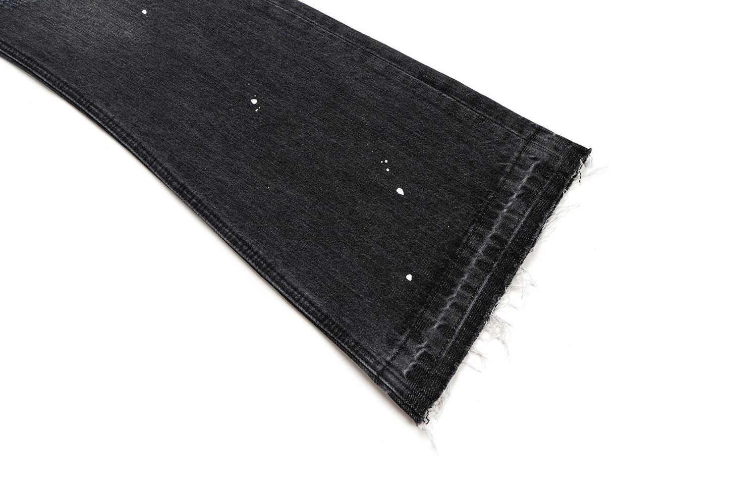 Verwaschene schwarze Schlagjeans