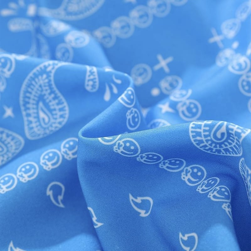 Azurblaue Bandana-Badeshorts