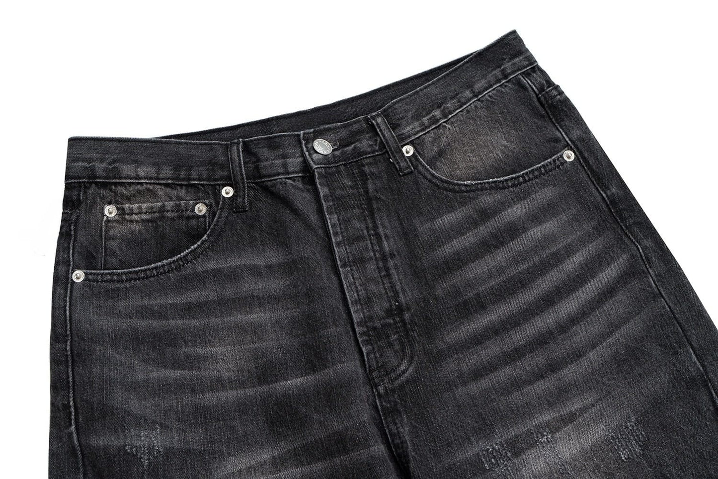 Verwaschene schwarze Schlagjeans