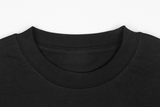 Schwarzes T-Shirt mit kastiger Passform