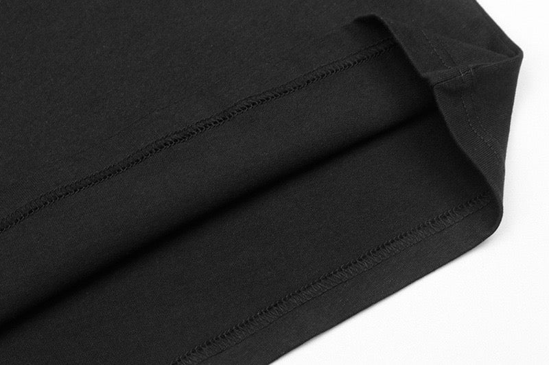 Schwarzes T-Shirt mit kastiger Passform