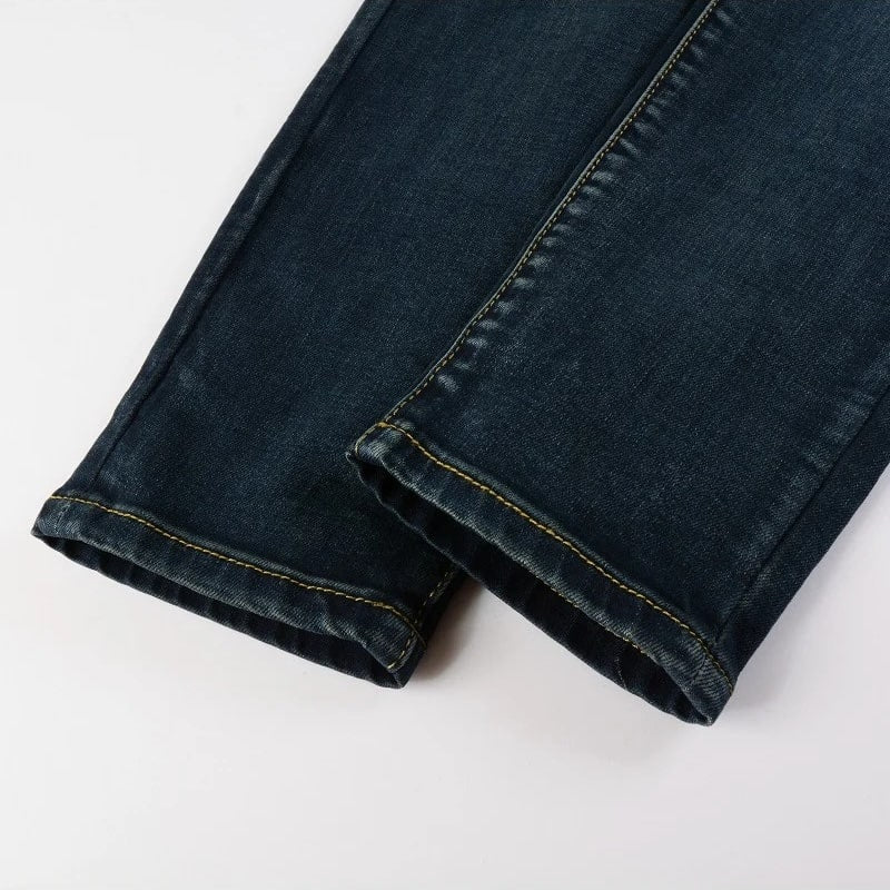 Dunkle Leder-Patch-Jeans