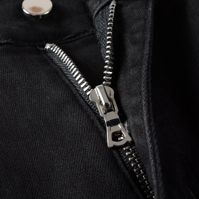 Glänzende schwarze Jeans